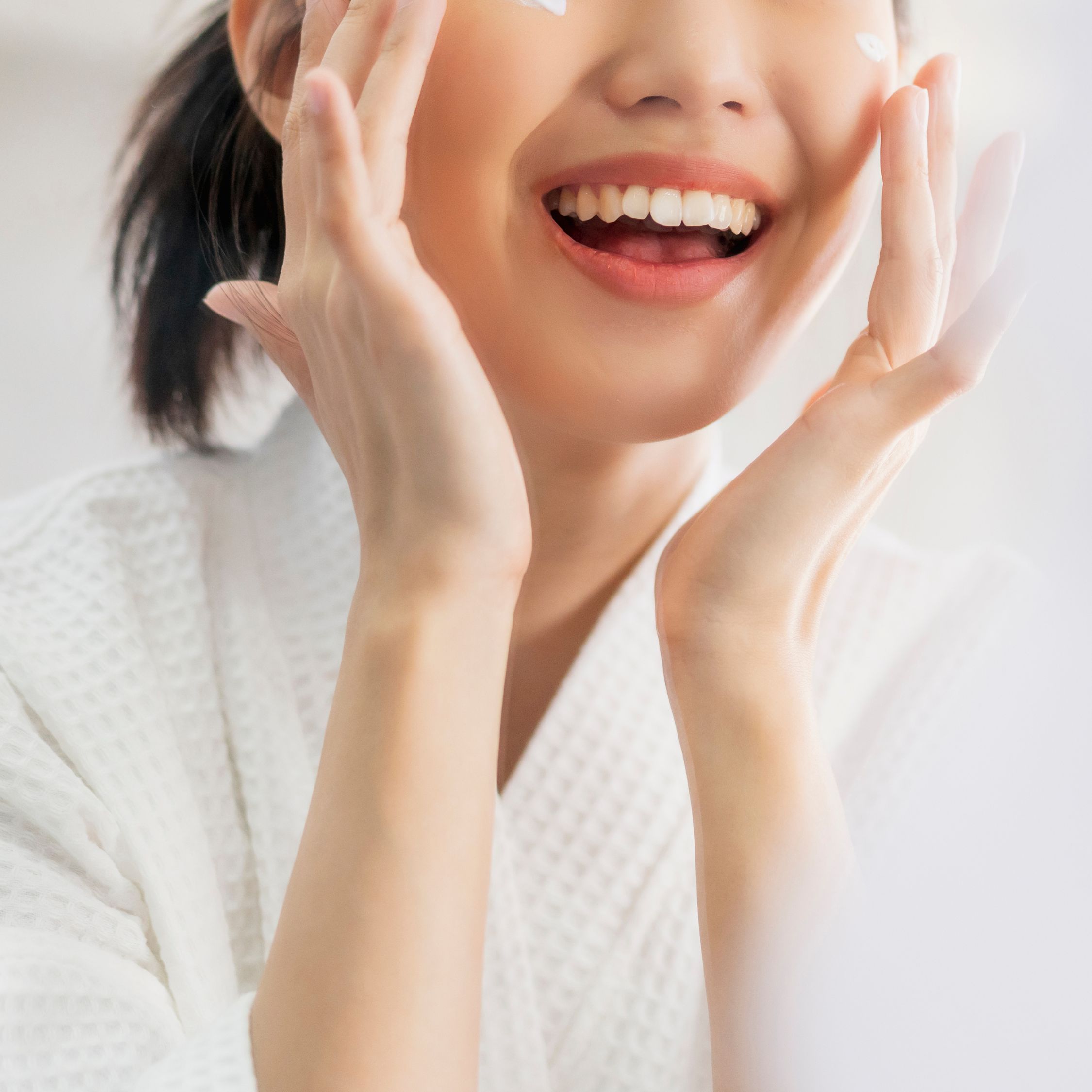 A girl washing her face to have a healthy skin