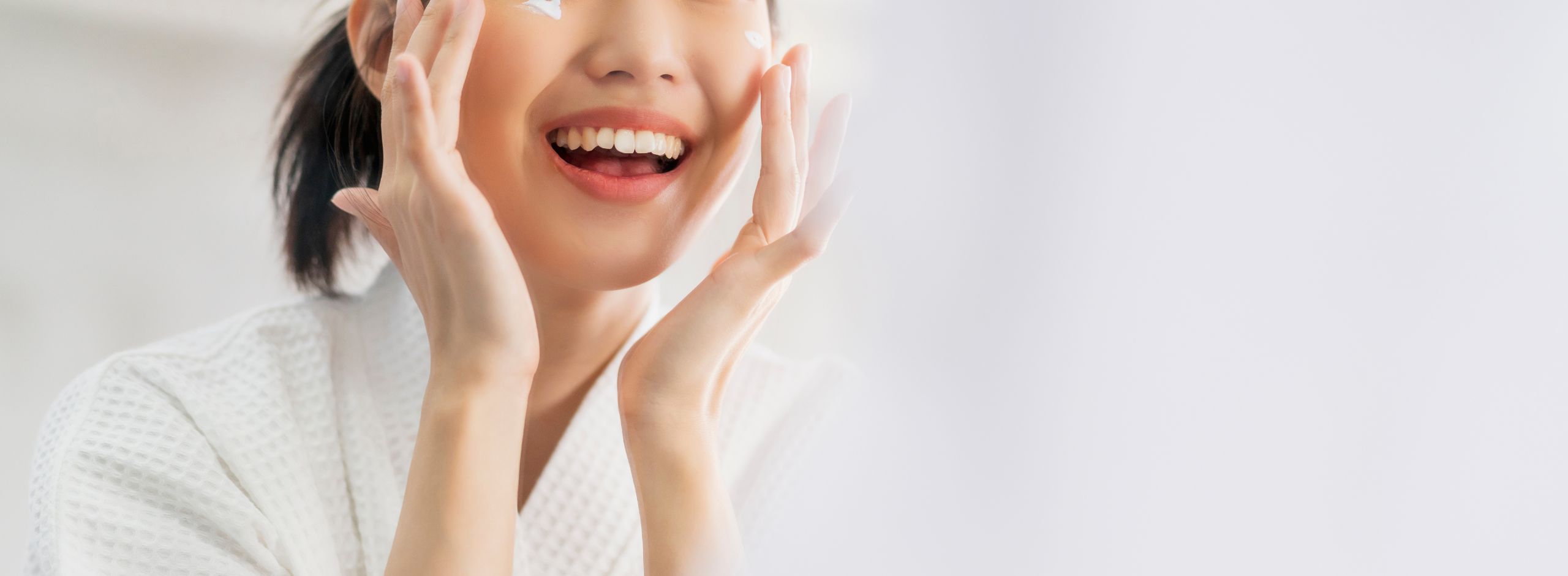 A girl washing her face to have a healthy skin
