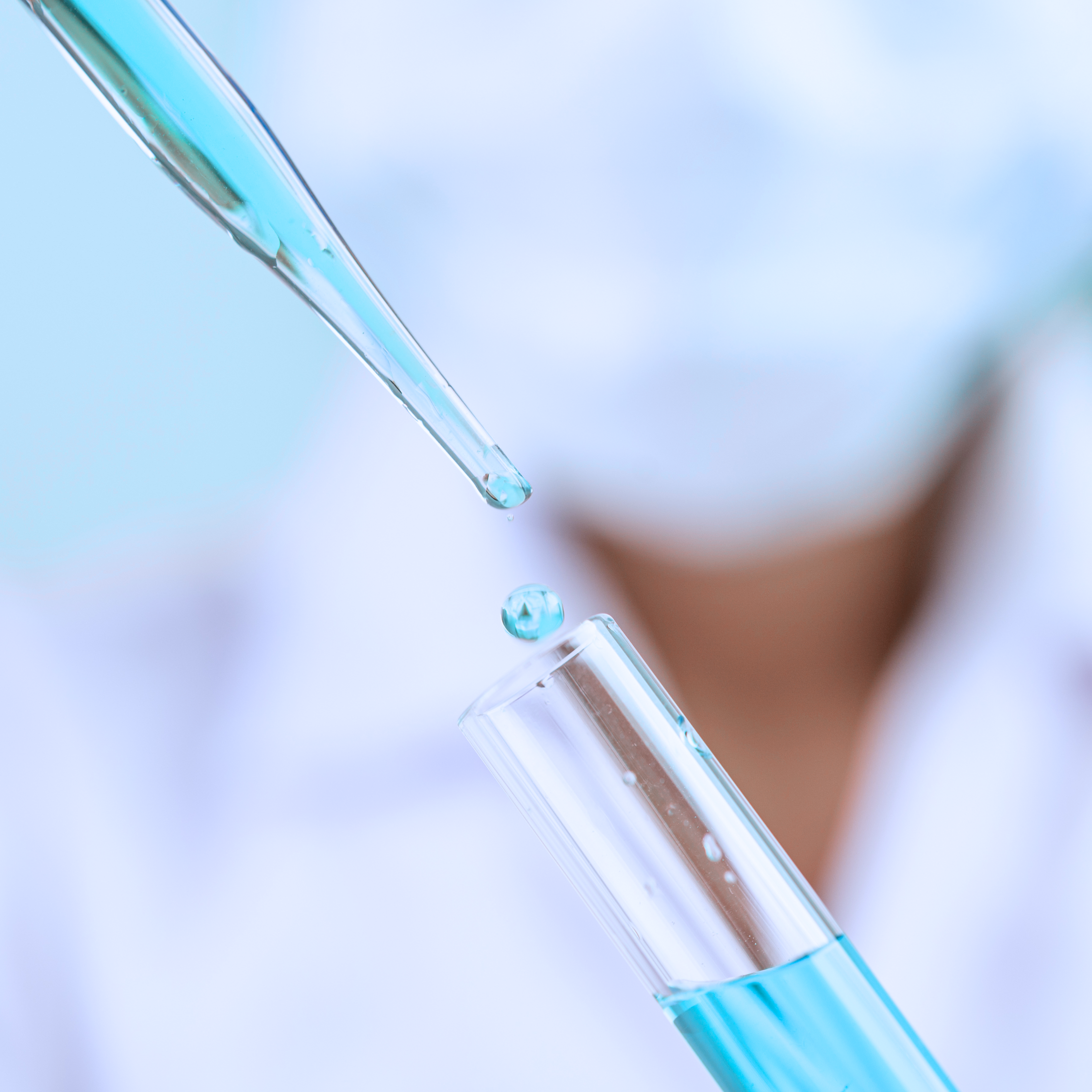 Scientist mixing formulas in a lab, exploring the science behind pharmaceutical vs. natural skincare.